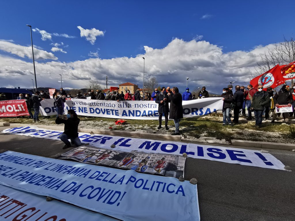 Prima seduta dopo la pausa estiva. E torna la protesta davanti al Palazzo