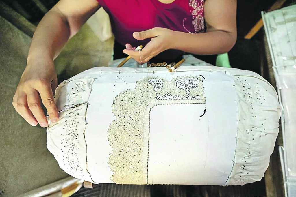 Lo splendore del tombolo sulla ‘baguette’ di Fendi. Tonino Chiacchiari: merito solo del nostro impegno