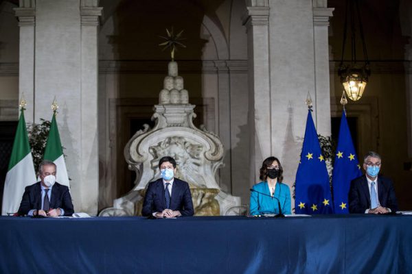 (L-R) President of the Superior Health Council Franco Locatelli, Italian Minister of Health Roberto Speranza, Italian Minister of Regional Affairs Maria Stella Gelmini and President of the Superior Health Institute, Silvio Brusaferro, attend a press conference to illustrate the new measures of the Dpcm (Decree of the President of the Council of Ministers) on the epidemiological emergency from Coronavirus Covid-19 at Chigi Palace in Rome, Italy, 02 March 2021.
ANSA/LAPRESSE/POOL/ROBERTO MONALDO