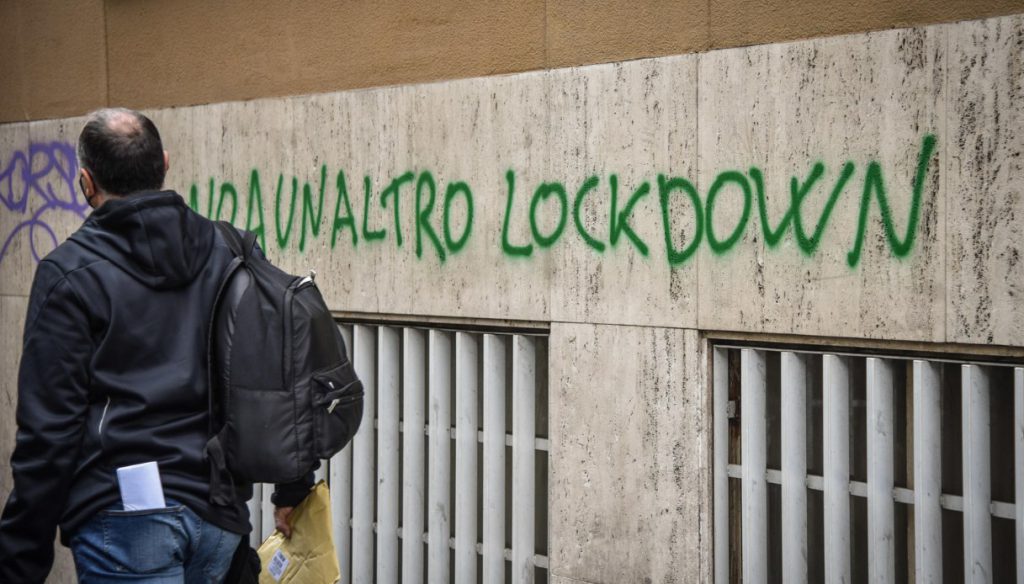 Chiudere tutto per vaccinare più persone possibile, rischio lockdown un anno dopo il primo