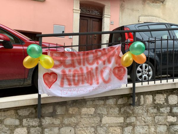 “Bentornato nonno”, il signor Corrado batte il Covid e riabbraccia i nipoti dopo 66 giorni di ospedale