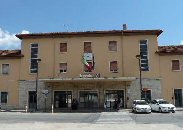 Isernia, armato di coltello in piazza: «Mi difendo dai bulli»