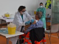 Al PalAirino tutto fila liscio, vaccini ai settantenni