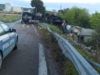 Strage di polli sulla SS 87, Tir si ribalta: 30enne ferito