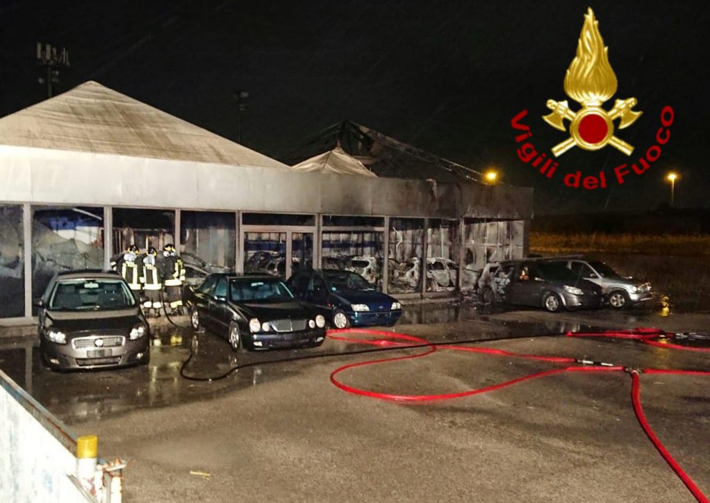 Montenero, salone di auto usate a fuoco sulla statale 16: sei gli automezzi del 115 sul posto