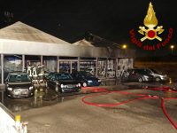 Montenero, salone di auto usate a fuoco sulla statale 16: sei gli automezzi del 115 sul posto