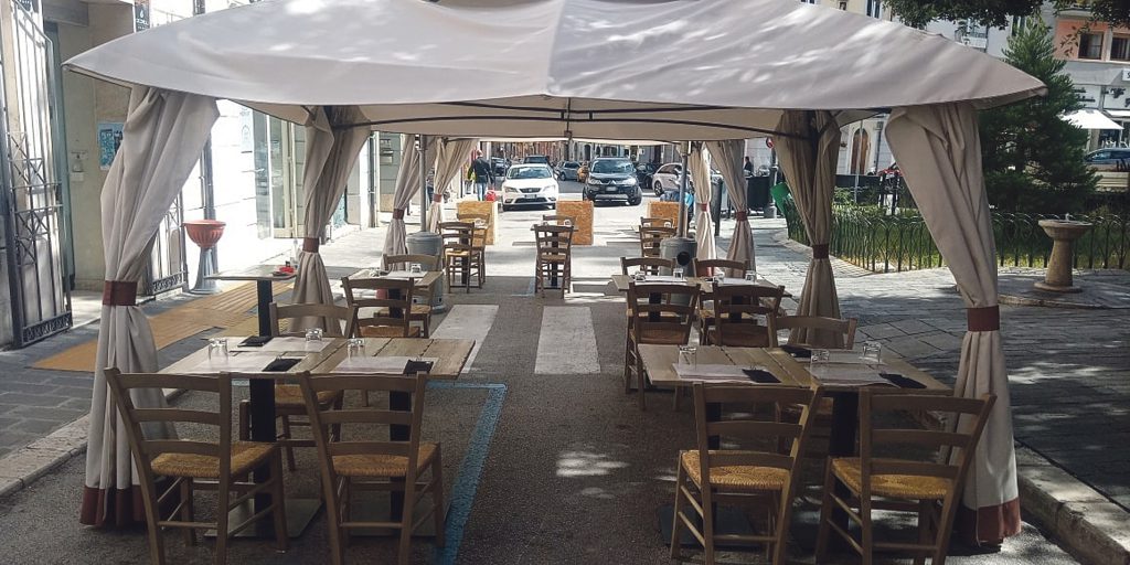 Ristoranti aperti anche a cena, tornano cinema e teatri: il pressing dei governatori