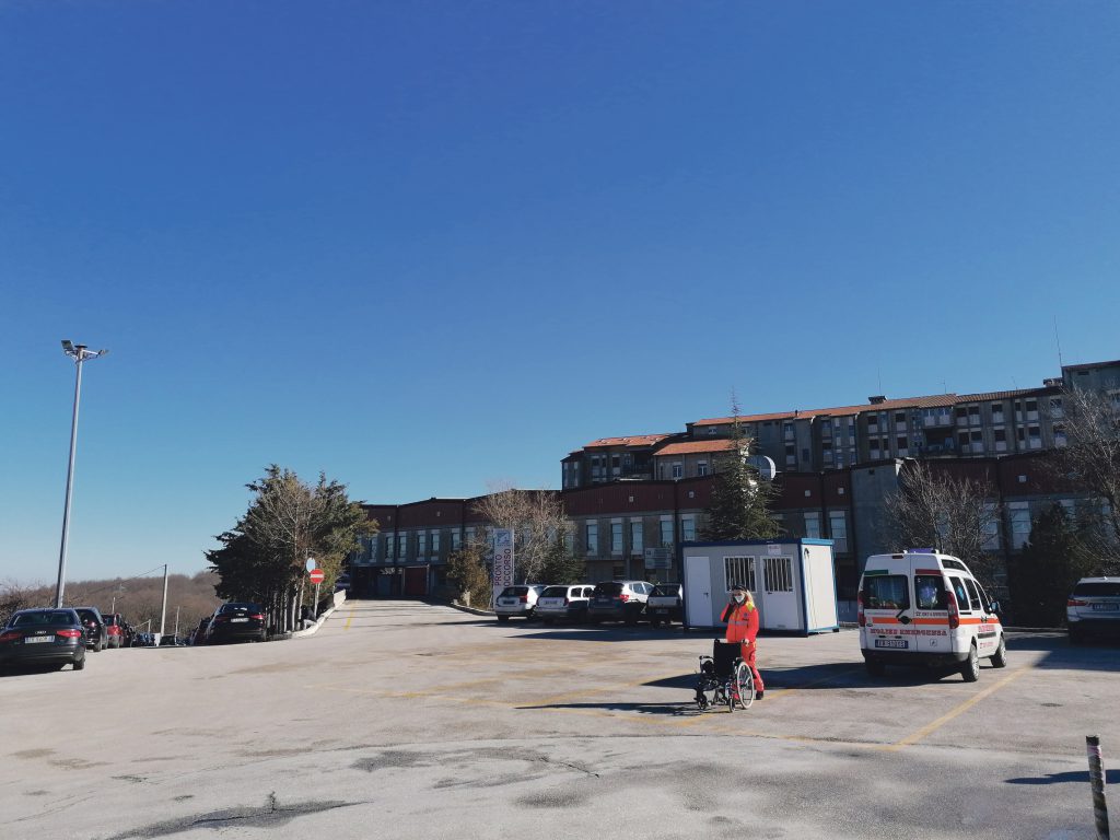 Mancano i posti no Covid, bloccati i ricoveri ordinari