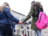 Flash mob dei ragazzi delle scuole piemontesi in piazza San Carlo per dire ''no'' al bullismo in occasione della prima giornata nazionale contro questo fenomeno, Torino, 7 febbraio 2017. ANSA/ALESSANDRO DI MARCO