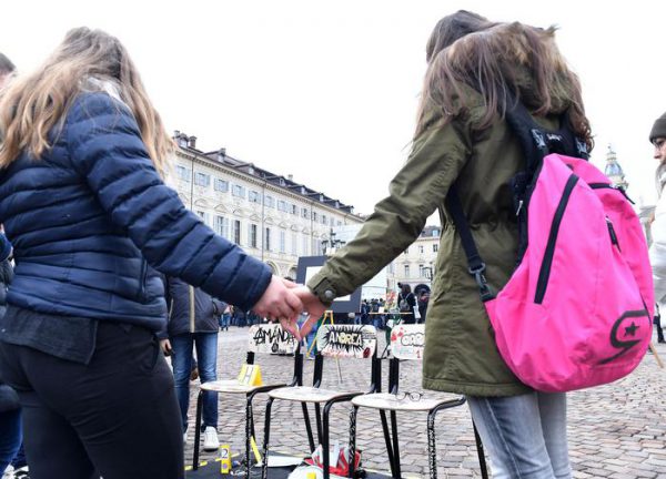 Flash mob dei ragazzi delle scuole piemontesi in piazza San Carlo per dire ''no'' al bullismo in occasione della prima giornata nazionale contro questo fenomeno, Torino, 7 febbraio 2017. ANSA/ALESSANDRO DI MARCO