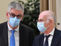 Il presidente dell'Istituto Superiore di Sanita', Silvio Brusaferro (S), e il direttore della Prevenzione del ministero della Salute, Giovanni (Gianni) Rezza, durante la conferenza stampa sull'analisi dei dati del monitoraggio della Cabina di Regia organizzata dal ministero della Salute a Roma, in una foto d'archivio del 9 aprile 2021. ANSA/ETTORE FERRARI