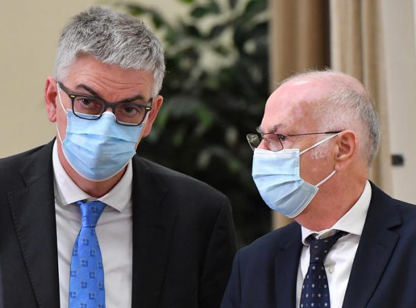 Il presidente dell'Istituto Superiore di Sanita', Silvio Brusaferro (S), e il direttore della Prevenzione del ministero della Salute, Giovanni (Gianni) Rezza, durante la conferenza stampa sull'analisi dei dati del monitoraggio della Cabina di Regia organizzata dal ministero della Salute a Roma, in una foto d'archivio del 9 aprile 2021. ANSA/ETTORE FERRARI