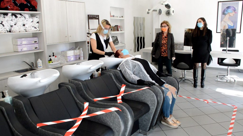 Crisi Covid, una parrucchiera scrive a Draghi: «Mi sento umiliata»