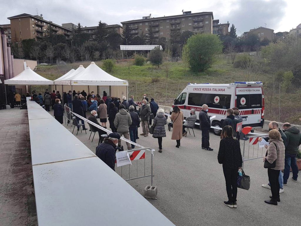 Code e attese, ma tra gli over 70 AstraZeneca passa con meno sforzi