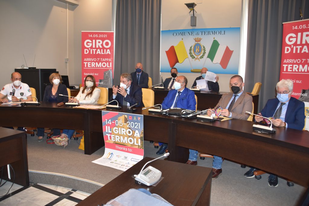 Vetrina rosa, a Termoli euforia per l’arrivo del ‘Giro’