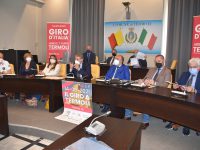 Vetrina rosa, a Termoli euforia per l’arrivo del ‘Giro’