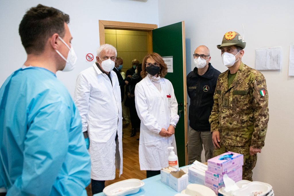 Vaccini, tutto esaurito: ma nel pomeriggio arriva una fornitura extra