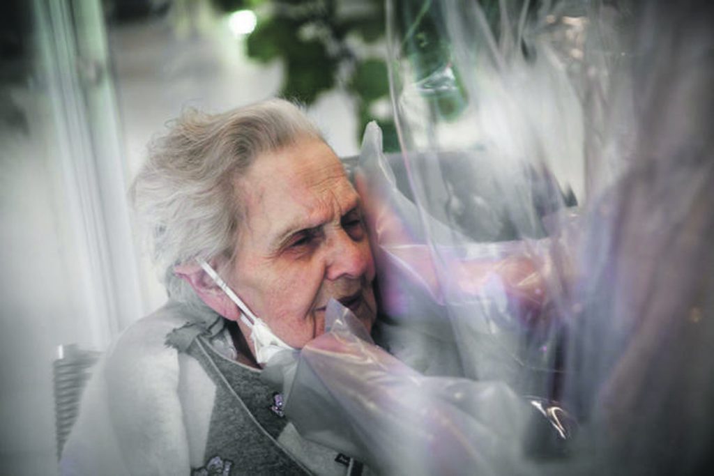 Foto Max Cavallari/Ansa
Al Centro Anziani Domenico Sartor hanno installato una "stanza degli abbracci" nella sala comune dell'RSA dove i parnti possono fisicamente toccare e abbracciare i propri parenti ospiti della struttura attraverso delle protezioni di plastica e pvc per evitare la trasmissione del virus.