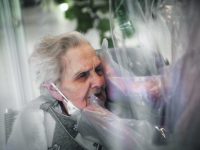 Foto Max Cavallari/Ansa
Al Centro Anziani Domenico Sartor hanno installato una "stanza degli abbracci" nella sala comune dell'RSA dove i parnti possono fisicamente toccare e abbracciare i propri parenti ospiti della struttura attraverso delle protezioni di plastica e pvc per evitare la trasmissione del virus.