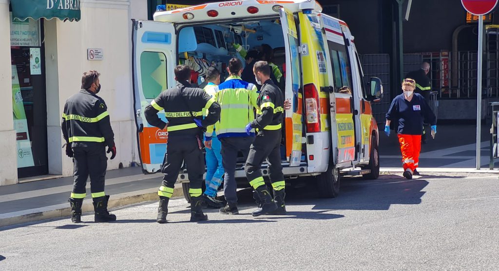 Termoli, malore sui binari: 46enne raggiunto col “carrello”