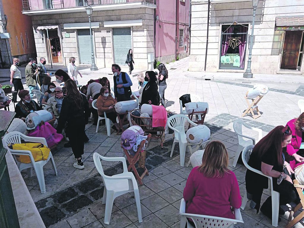 Di mamma in figlia: l’arte del tombolo simbolo di futuro