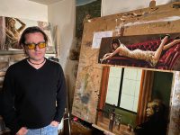 La pittura e la fama, poi la malattia e il buio: le mani di Emilio ‘diventano’ i suoi occhi
