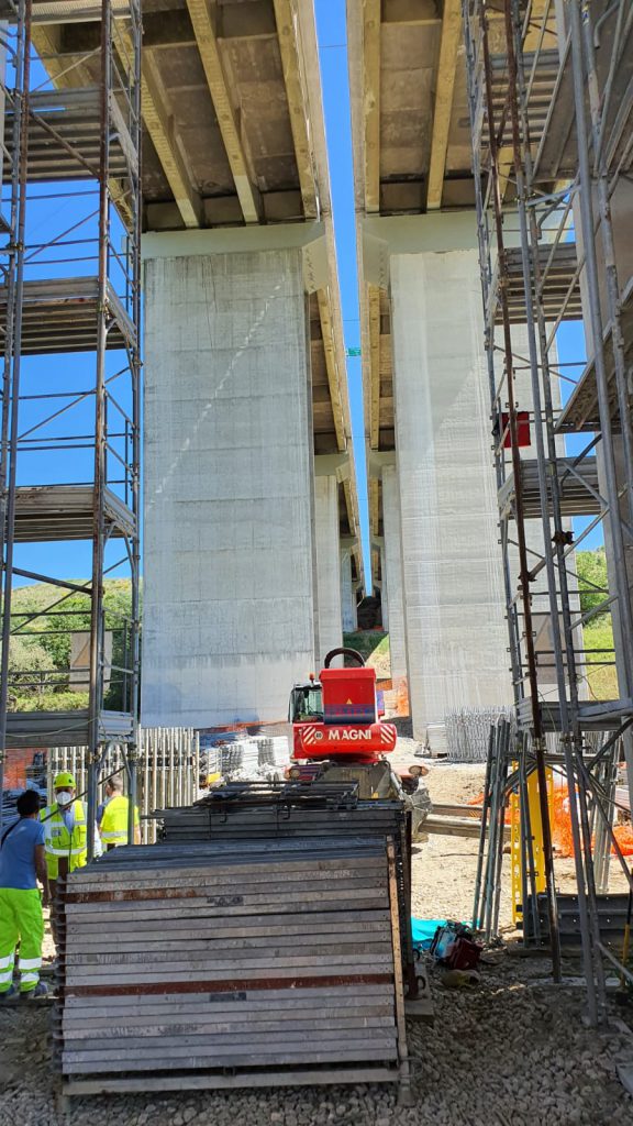 Morte bianca sull’autostrada, cade nel vuoto da 30 metri