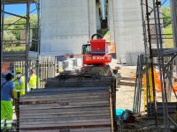 Morte bianca sull’autostrada, cade nel vuoto da 30 metri