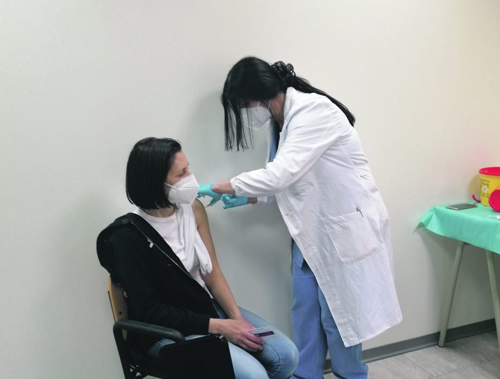 Vaccini, battuto il record: oltre 2.900 dosi in un giorno