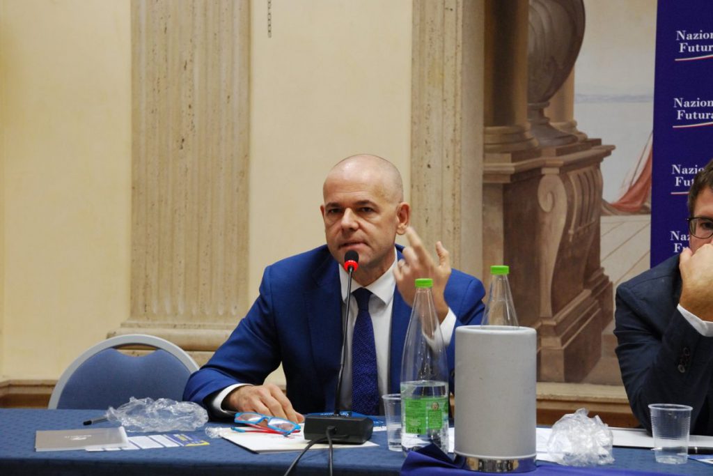 Il prof si difende: la mia è legittima critica politica e non vilipendio