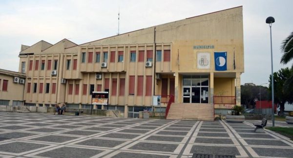 Liquidazioni a un parente stretto dell’assessore, il Movimento 5 stelle solleva la questione etica