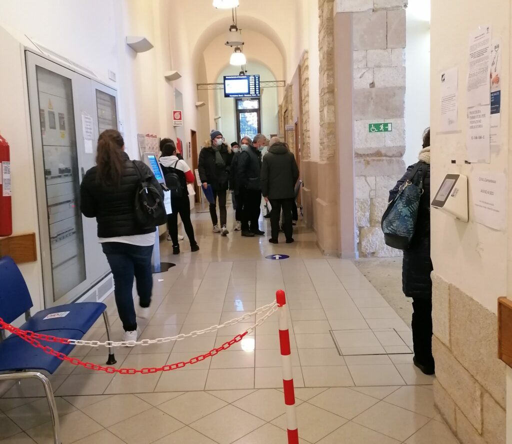 Assistiti rinviati agli studi medici e niente pagamenti bancomat: altro che nuovo Cup