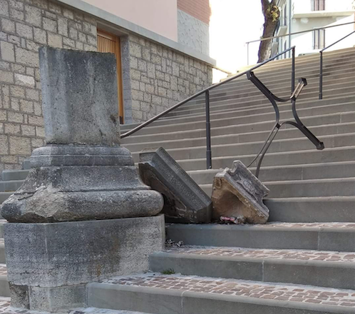 Agnone, sfregiata la croce stazionaria della scalinata Totaro