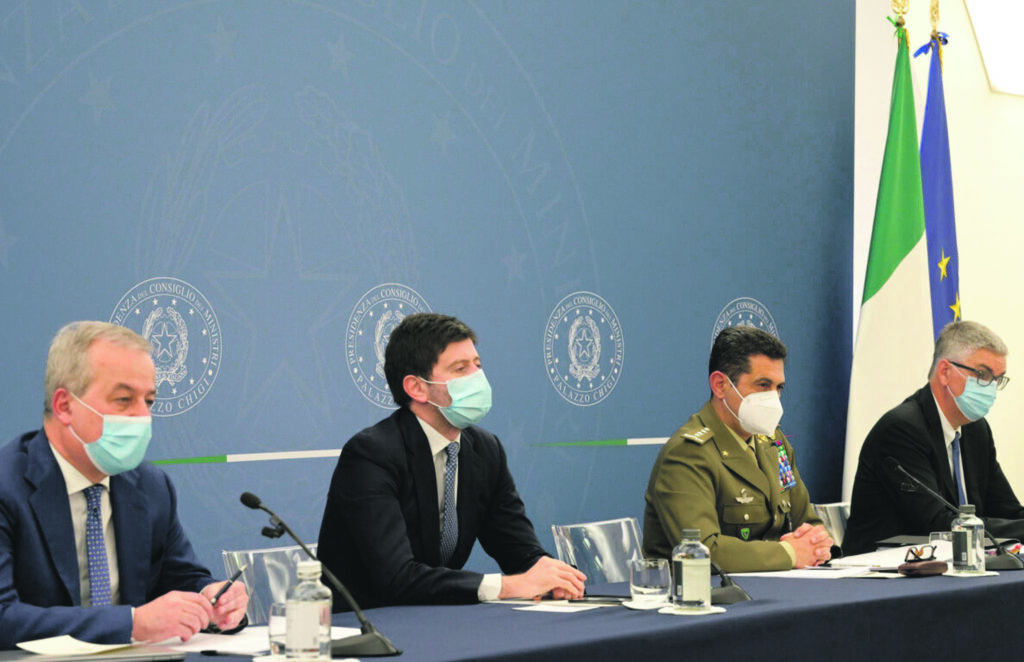 Astra solo agli over 60, richiamo eterologo per gli under: riceveranno Pfizer o Moderna