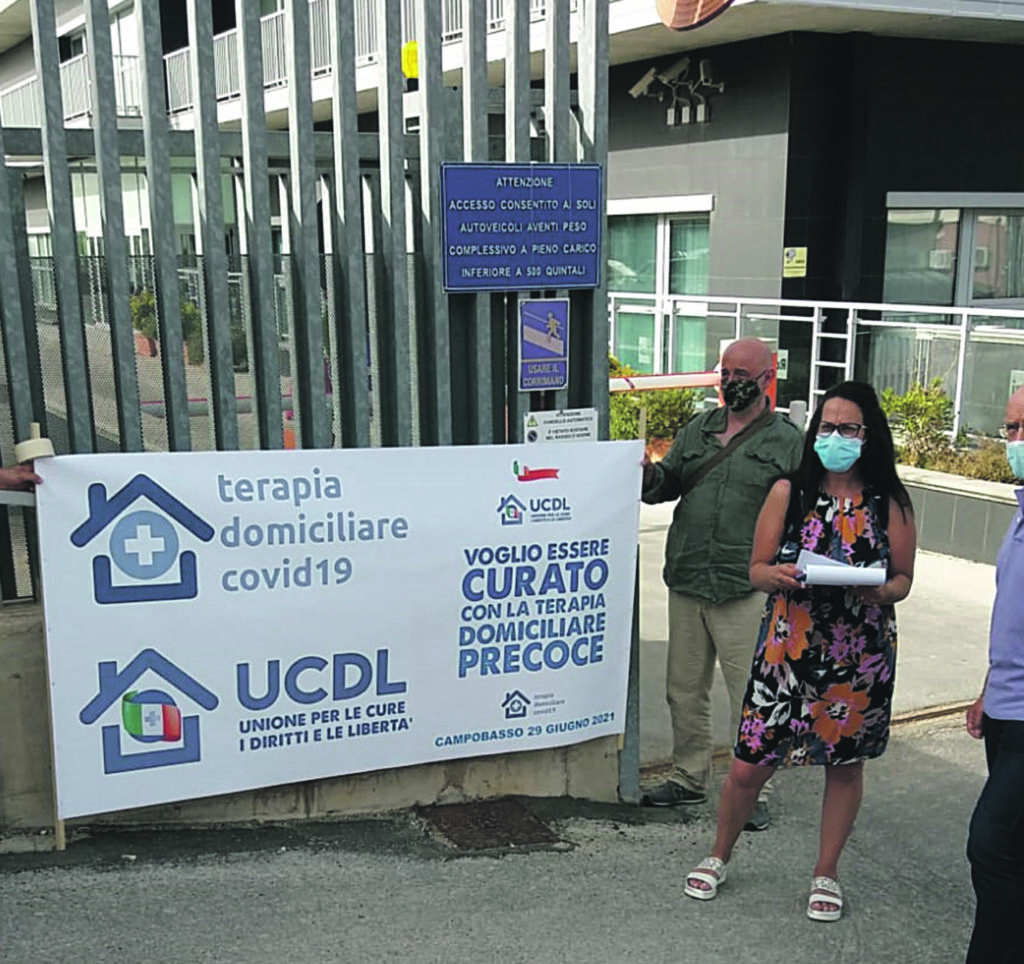 Sit-in e raccolta firme, il Comitato cure domiciliari Covid si fa sentire