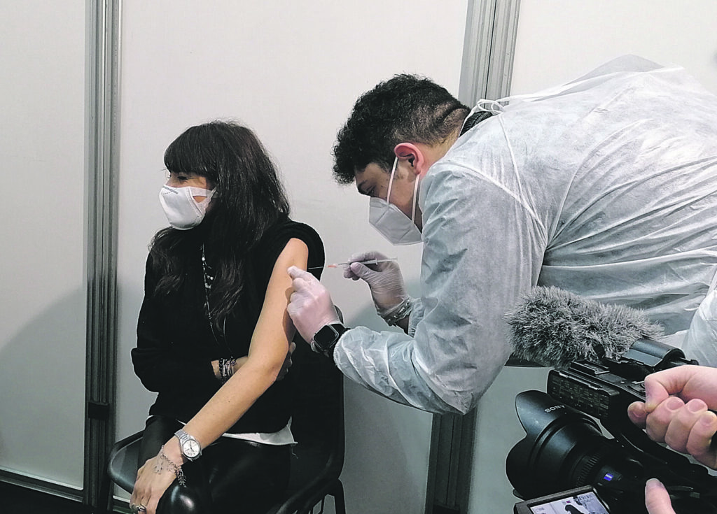 Sì al richiamo Astra con consenso informato, ma l’indicazione prioritaria resta il mix