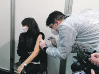 Sì al richiamo Astra con consenso informato, ma l’indicazione prioritaria resta il mix