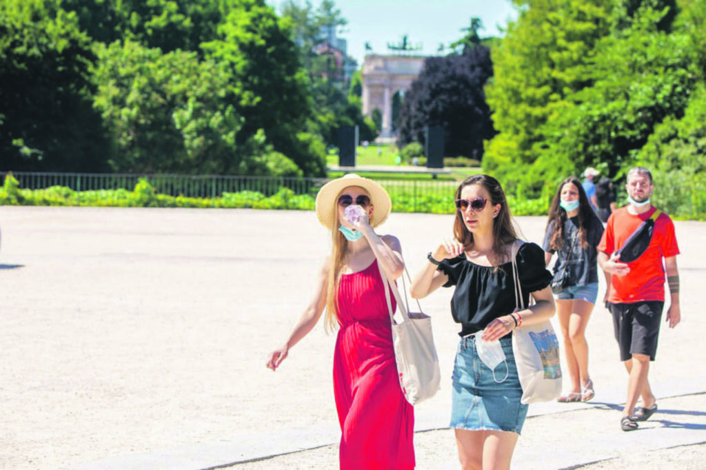 Mascherina come gli occhiali da sole, Pregliasco: indossarla quando serve e conservarla come si deve