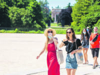 Mascherina come gli occhiali da sole, Pregliasco: indossarla quando serve e conservarla come si deve