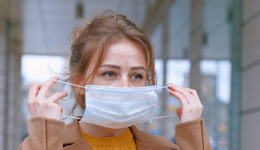 Stop mascherina all’aperto, però bisogna portarla con sé