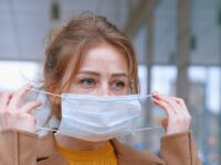 Stop mascherina all’aperto, però bisogna portarla con sé