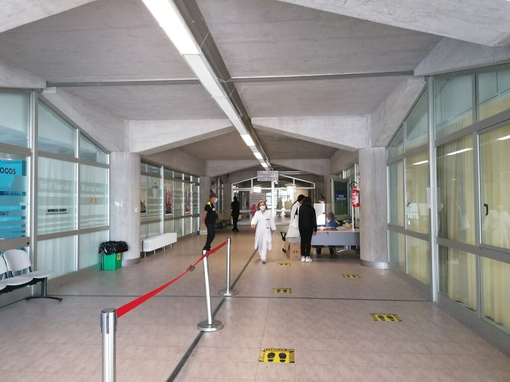 Astrazeneca solo agli over 60, seconda dose con Moderna o Pfizer