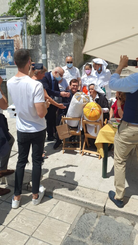 Isernia, l’arte del tombolo ‘riannoda’ il legame tra Aldo e Donato dopo settimane di silenzio