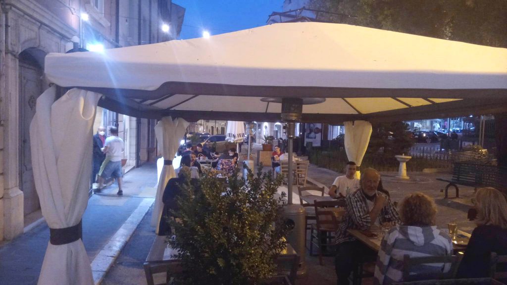 Ristoranti in zona bianca, nessun limite all’aperto e nei locali massimo sei commensali per tavolo