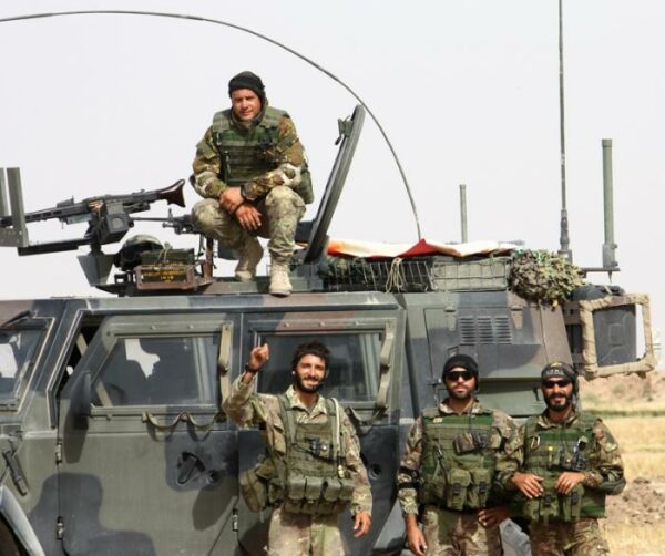 Afghanistan, la bandiera italiana torna a casa