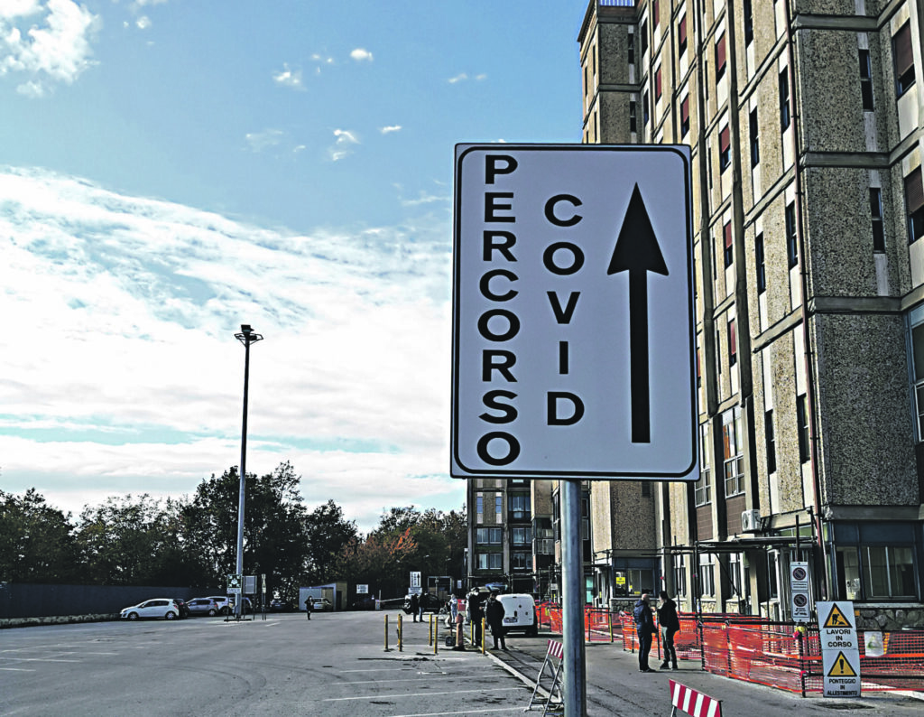 Dieci contagi, altro ricovero: 50enne non immunizzato