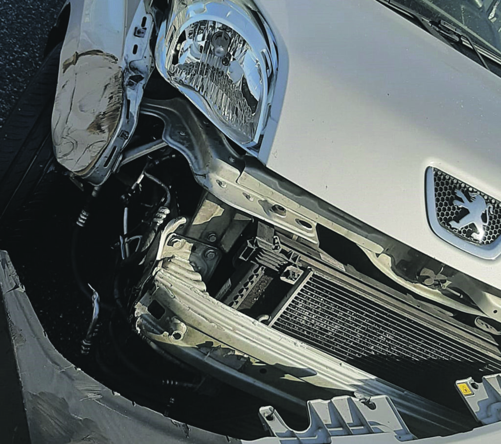 Travolti da un Tir e scaraventati contro un cordolo: dramma sfiorato, è caccia all’autotrasportatore