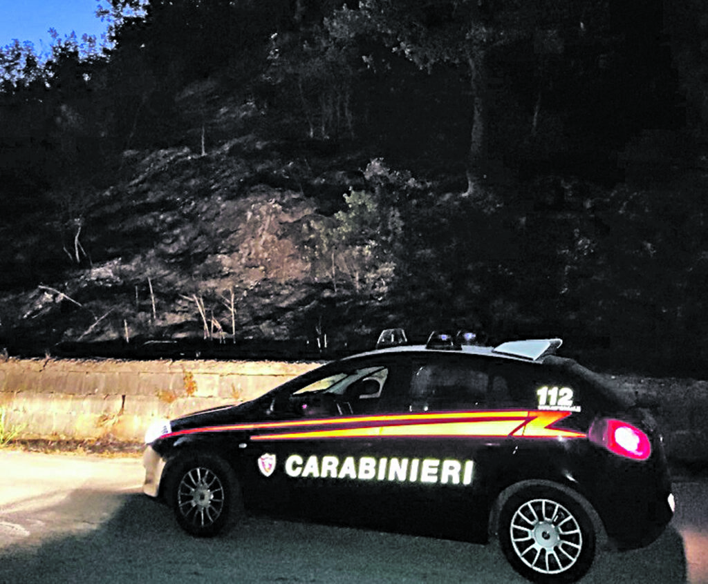 Piromane agnonese preso con le mani annerite dalla fuliggine, arrestato