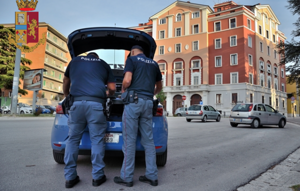 Campobasso, all’arrivo della Polizia urinano sotto gli occhi dei presenti: multati