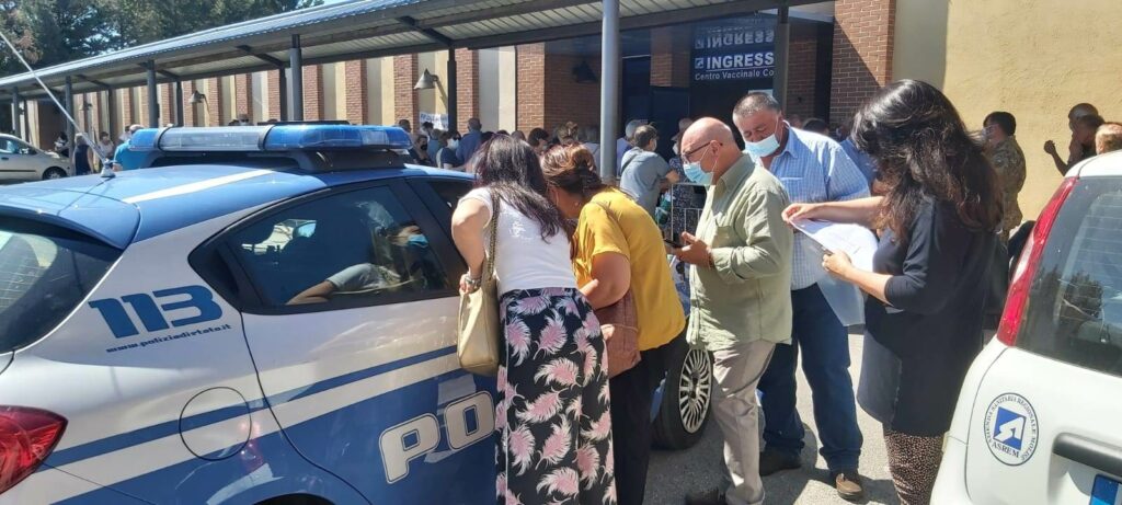 Vaccini, in fila al caldo. L’Asrem si appella ai cittadini: rispettate l’orario di convocazione